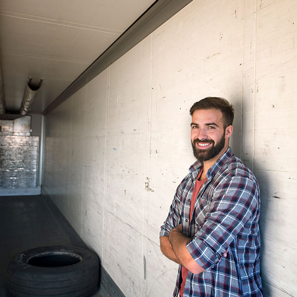 homme à l'intérieur de la remorque