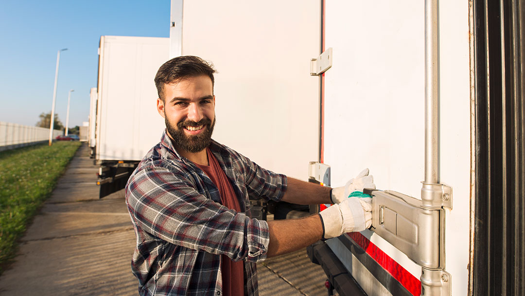 homme fermant un camion